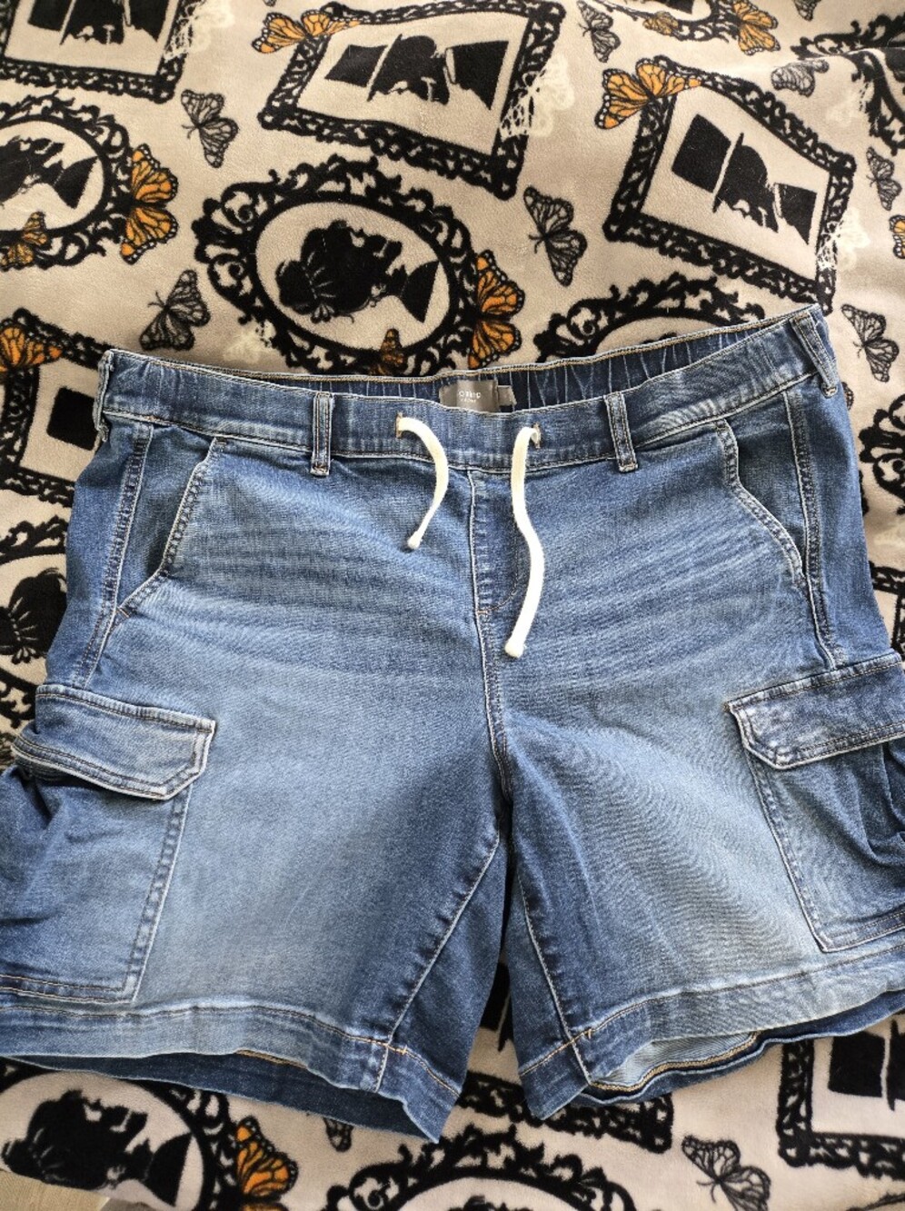 EUC TORRID SIZE 2 CARGO DENIM SHORTS